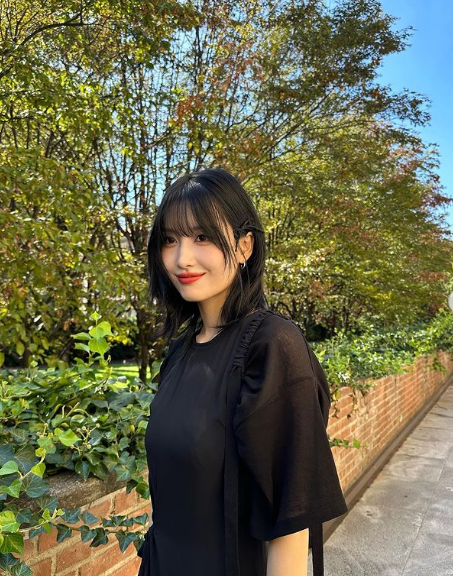 Momo là thành viên nhóm nhạc Twice, hiện đang hoạt động nghệ thuật ở Hàn Quốc.