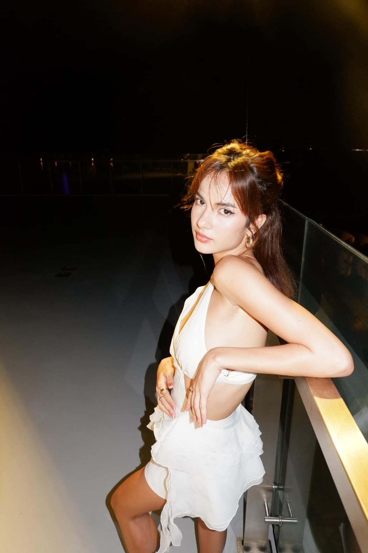 Emma Lê sở hữu nhan sắc lai vô cùng ấn tượng với đôi mắt to và sâu, hàng mi dày, sống mũi cao vút và vóc dáng săn chắc khỏe mạnh.