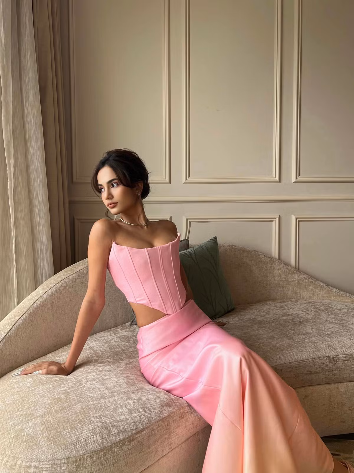 Để có được vóc dáng như hiện tại, Emma phải tập luyện hình thể mỗi ngày. Ảnh: FBNV