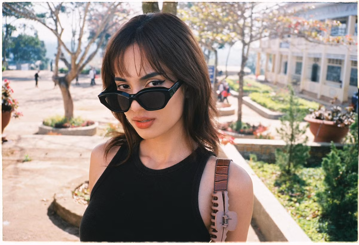 Chân dài sinh năm 2000 cũng là cái tên được các thương hiệu lựa chọn làm mẫu ảnh quảng cáo.