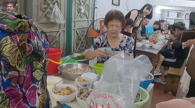 Trong video được Duy Nến đăng tải, khi YouTuber này đang đứng ngay trước cửa và quay bên trong thì bà chủ quán phở có nói hãy đi vào bên trong ngồi, nhân viên sẽ mang tận nơi chứ đứng như vậy thì gây vướng víu. Ảnh chụp màn hình