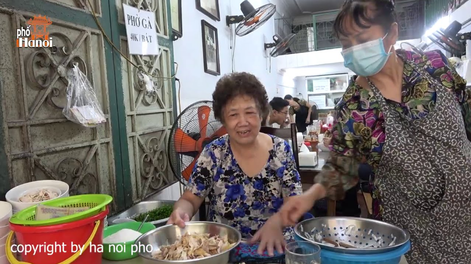 Bất ngờ gây chú ý, hàng phở gà Lâm được nhiều người quan tâm hơn và phát hiện ra rằng cách đây khoảng 1 năm, từng có một YouTuber tai tiếng đã đến review. Ảnh chụp màn hình