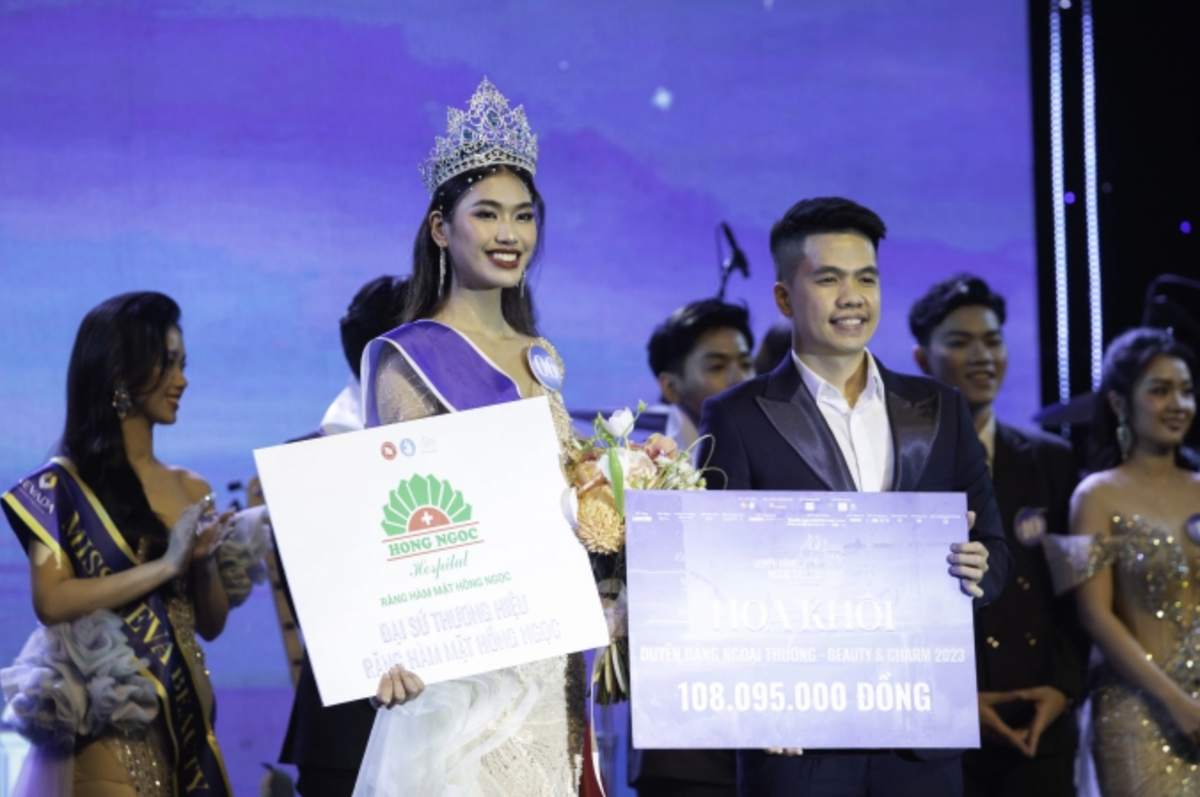 Nguyễn Minh Anh (20 tuổi, Hà Nội) vừa đăng quang danh hiệu Hoa khôi cuộc thi Duyên dáng Ngoại thương 2023 của Đại học Ngoại thương (FTU) tối 14/1.