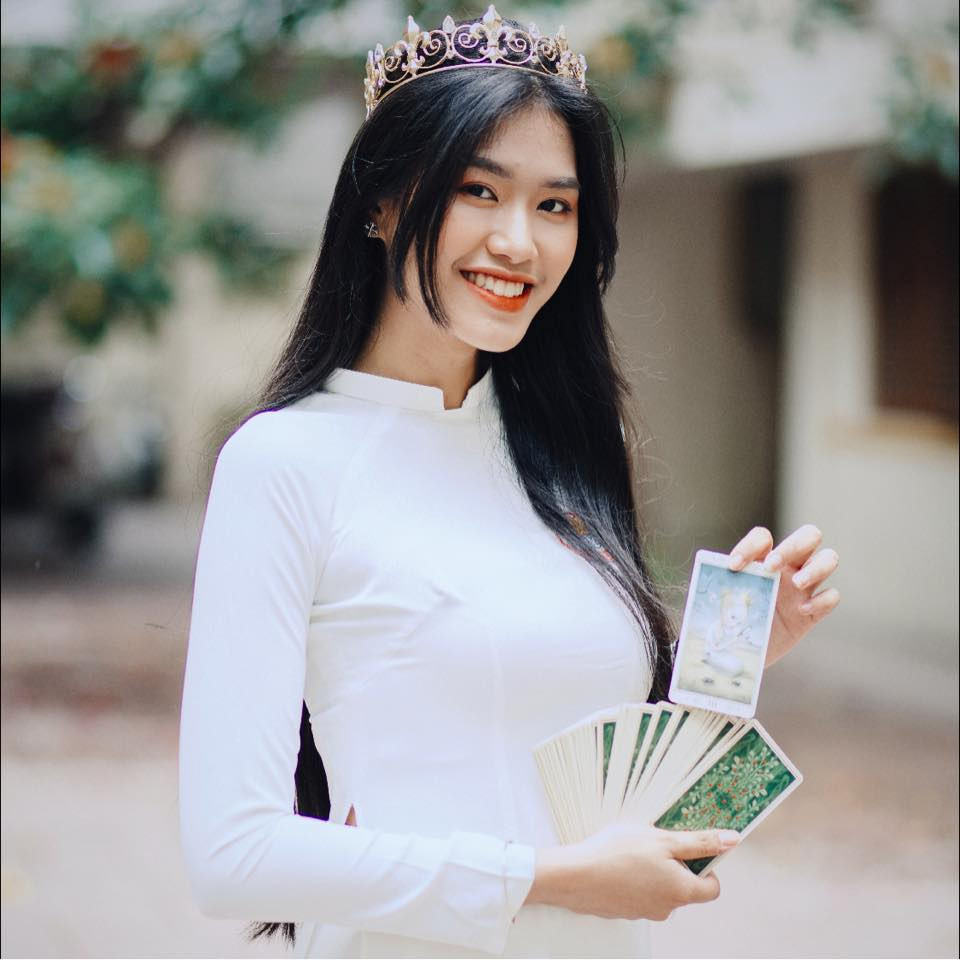 Thần thái của cô được khen không kém người mẫu chuyên nghiệp.