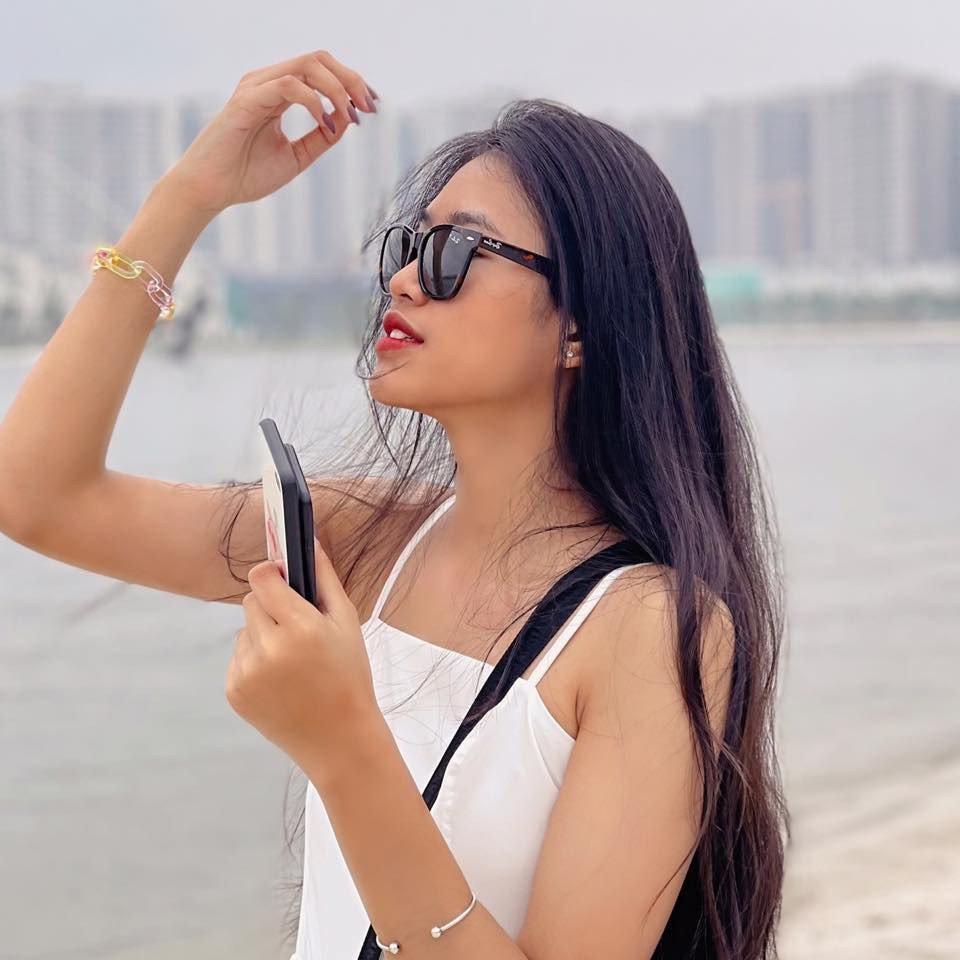 Sở hữu vẻ ngoài xinh xắn, cùng nụ cười tươi, tân Hoa khôi luôn tạo được cảm tình với người đối diện qua từng khung hình.