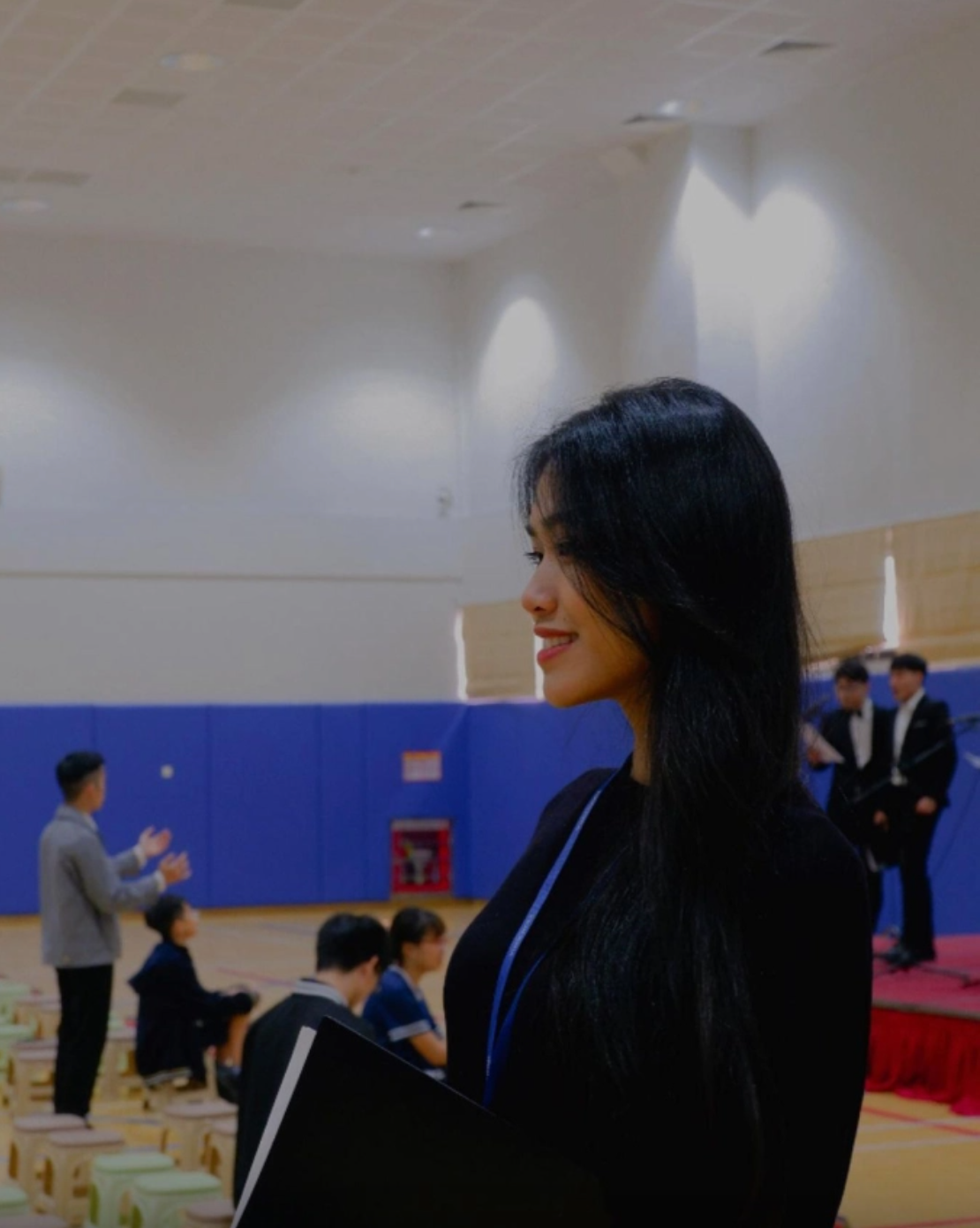 Sau khi trở thành hoa khôi của trường, Minh Anh nhận được nhiều sự quan tâm.