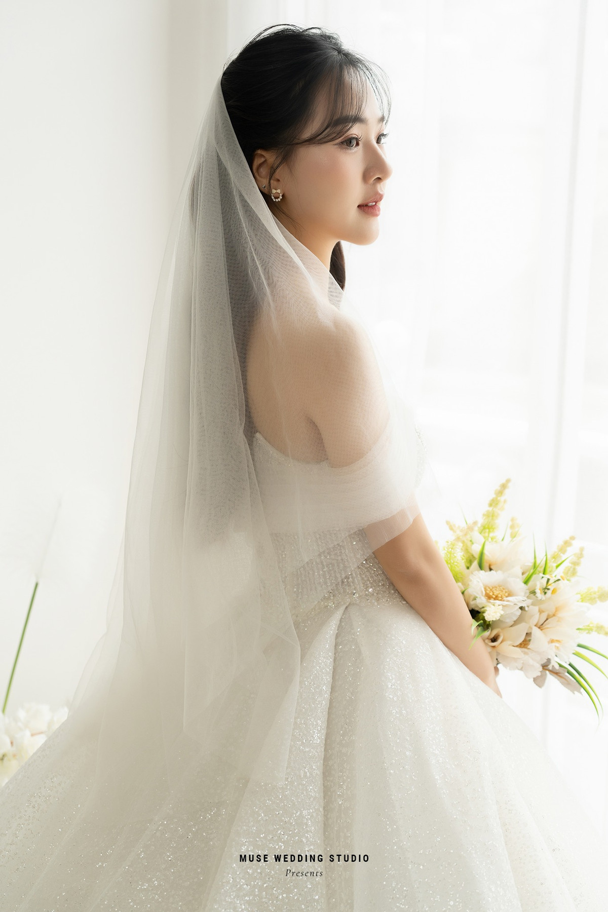 Thậm chí người ta còn dành những lời đến cô dâu dễ thương, xinh đẹp sánh đôi bên chú rể tài giỏi. Ảnh: MUSE Wedding Studio - Ảnh cưới Hạ Long