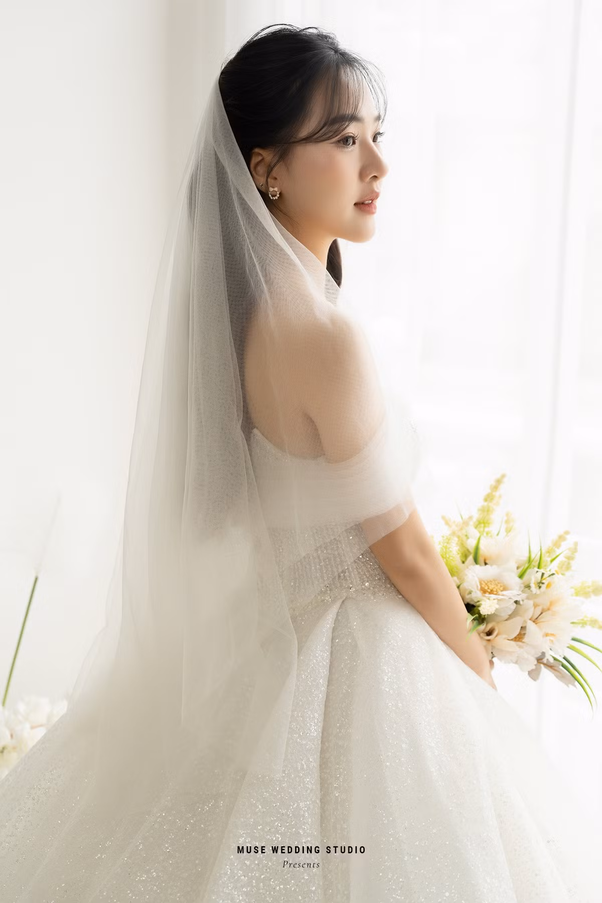 Thậm chí người ta còn dành những lời đến cô dâu dễ thương, xinh đẹp sánh đôi bên chú rể tài giỏi. Ảnh: MUSE Wedding Studio - Ảnh cưới Hạ Long