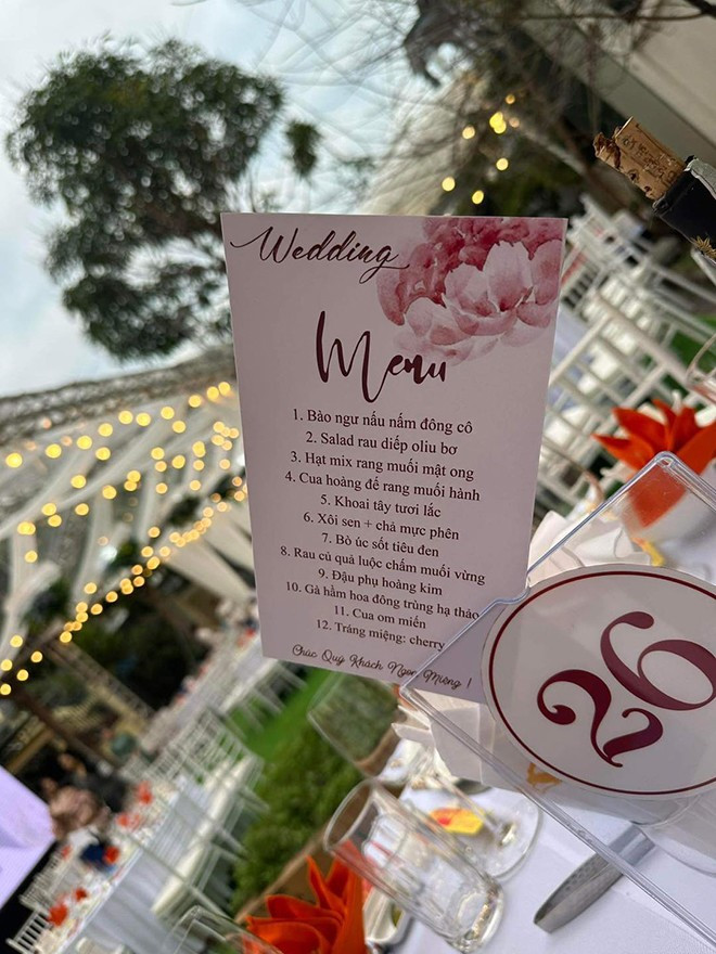 Một số nguồn tin cho hay, mỗi mâm cỗ trong đám cưới trị giá 28 triệu đồng, rạp cưới được dựng với chi phí 2 tỷ đồng, cô dâu được bố mẹ đẻ trao tặng một bộ trang sức kim cương trị giá vài tỷ đồng và rất nhiều kiềng vàng đeo cổ…