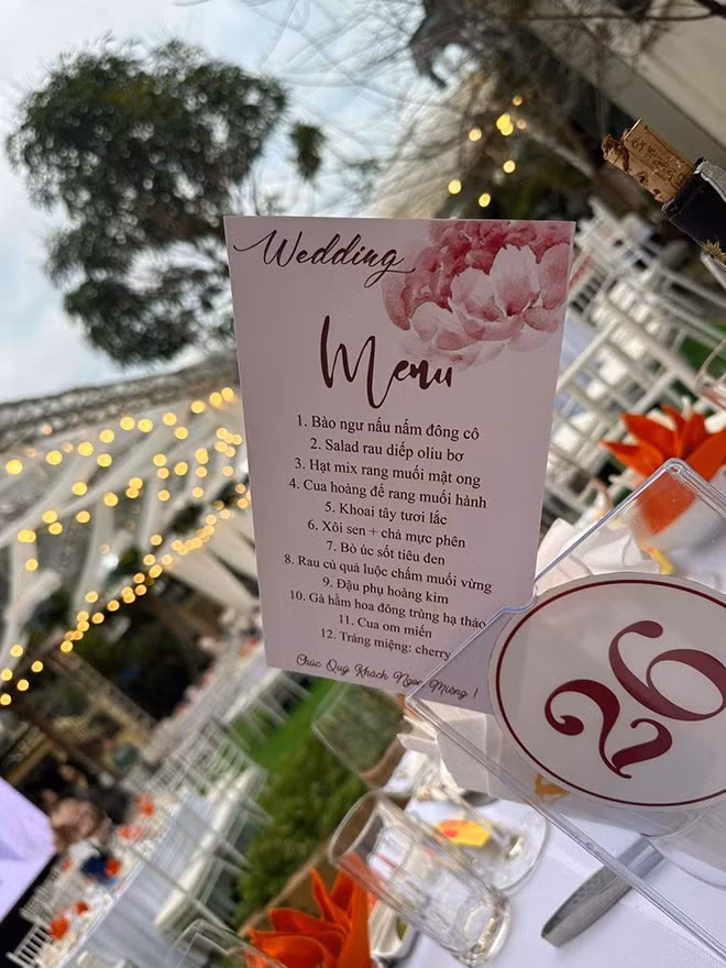 Một số nguồn tin cho hay, mỗi mâm cỗ trong đám cưới trị giá 28 triệu đồng, rạp cưới được dựng với chi phí 2 tỷ đồng, cô dâu được bố mẹ đẻ trao tặng một bộ trang sức kim cương trị giá vài tỷ đồng và rất nhiều kiềng vàng đeo cổ…