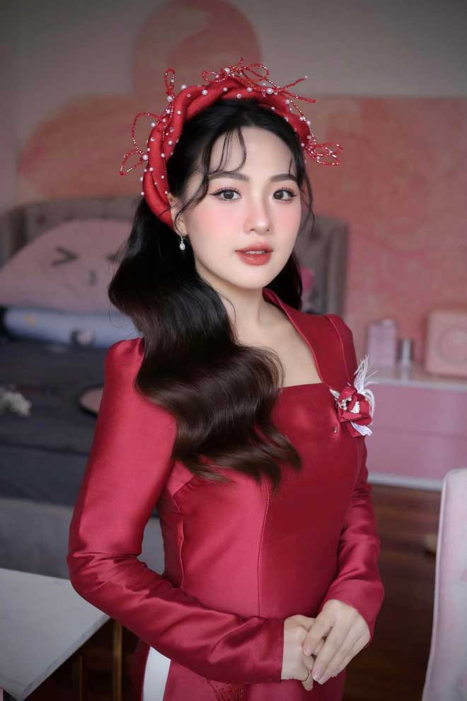 Được biết, đám cưới “siêu khủng” diễn ra vào ngày 3 ngày cuối tháng 12/2023 tại Quảng Ninh. Cô dâu tên Hà Vy, sở hữu gương mặt xinh đẹp như búp bê.