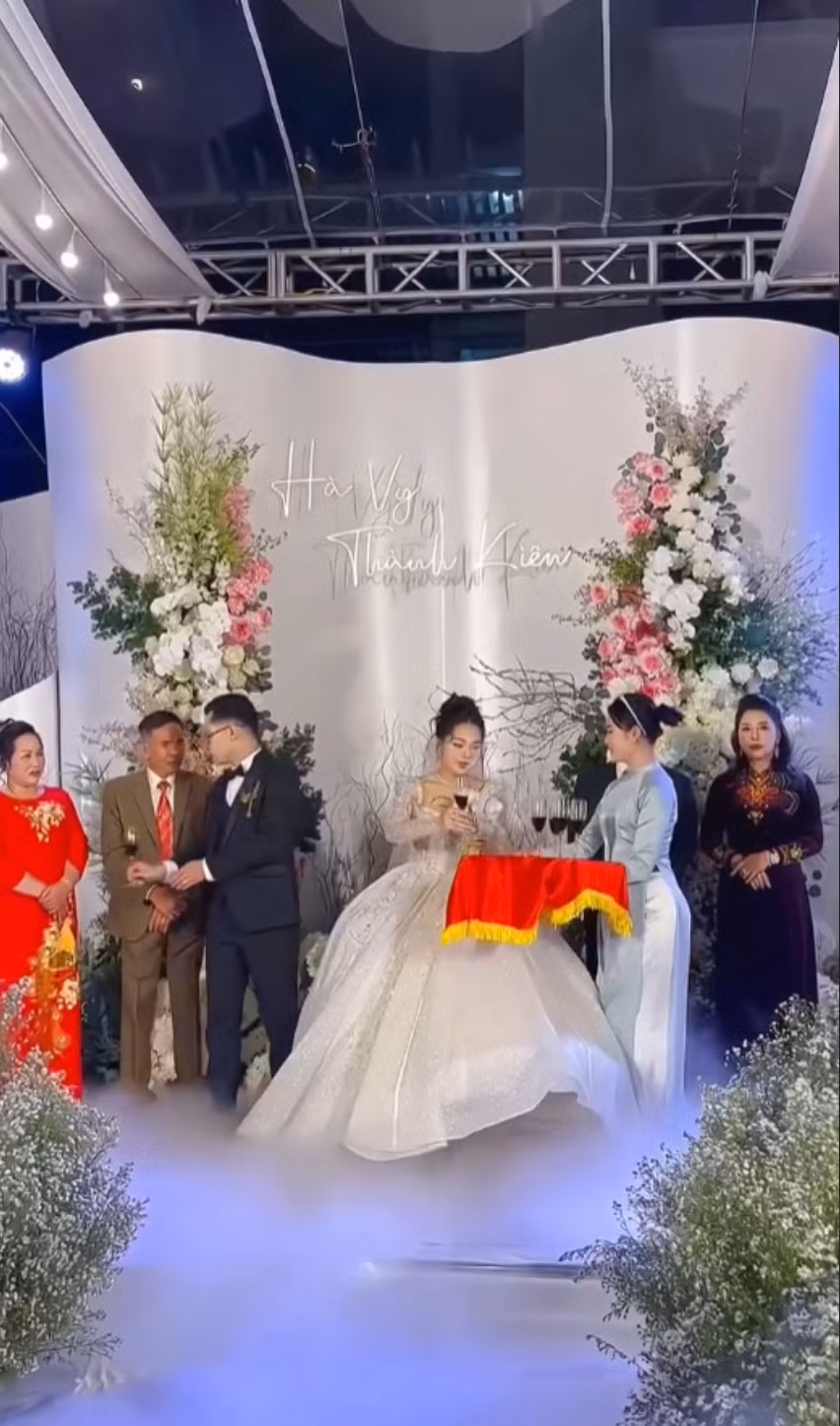 Theo nguồn tin cho biết, Hà Vy là con gái một đại gia nổi tiếng xứ than; chú rể là Thành Kiên, có gia thế không hề thua kém với đàng gái.