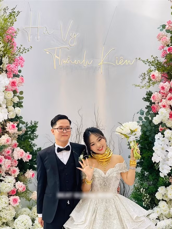 Mới đây, cộng đồng mạng chia sẻ hình ảnh trong một đám cưới xa hoa, lộng lẫy ở thành phố Hạ Long, Quảng Ninh.