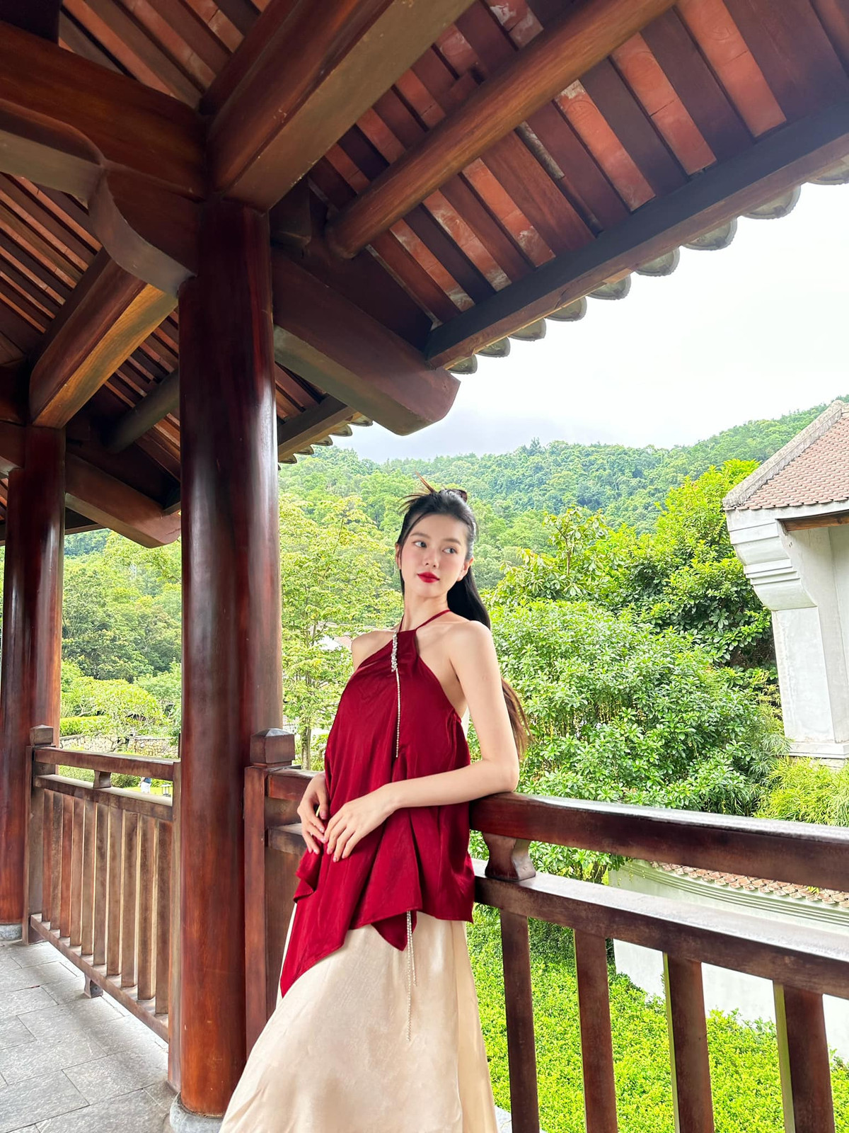 Trên trang cá nhân Yên Đan chăm khoe khoảnh khắc lộ vóc dáng nhỏ nhắn, mềm mại chuẩn diễn viên múa.