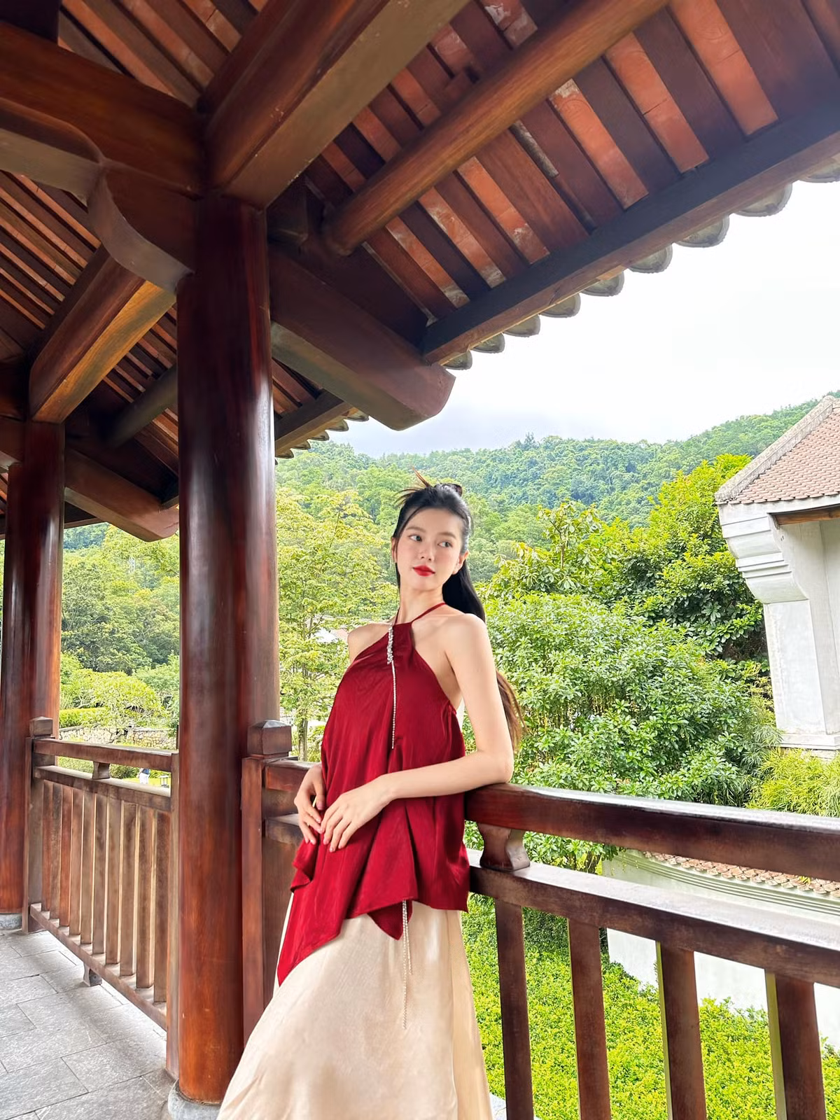 Trên trang cá nhân Yên Đan chăm khoe khoảnh khắc lộ vóc dáng nhỏ nhắn, mềm mại chuẩn diễn viên múa.