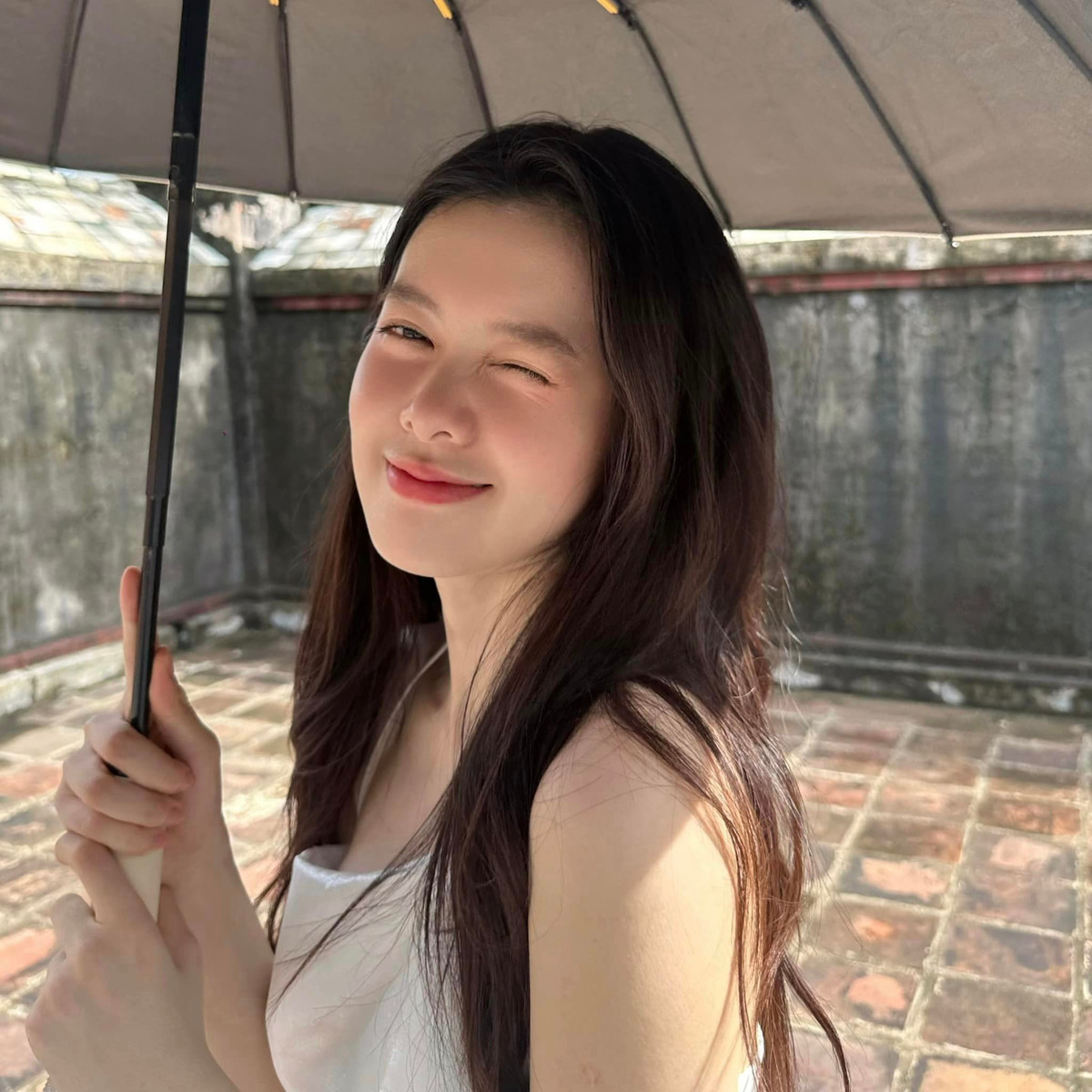 Yên Đan thu hút người đối diện nhờ sở hữu thân hình "mình hạc xương mai".