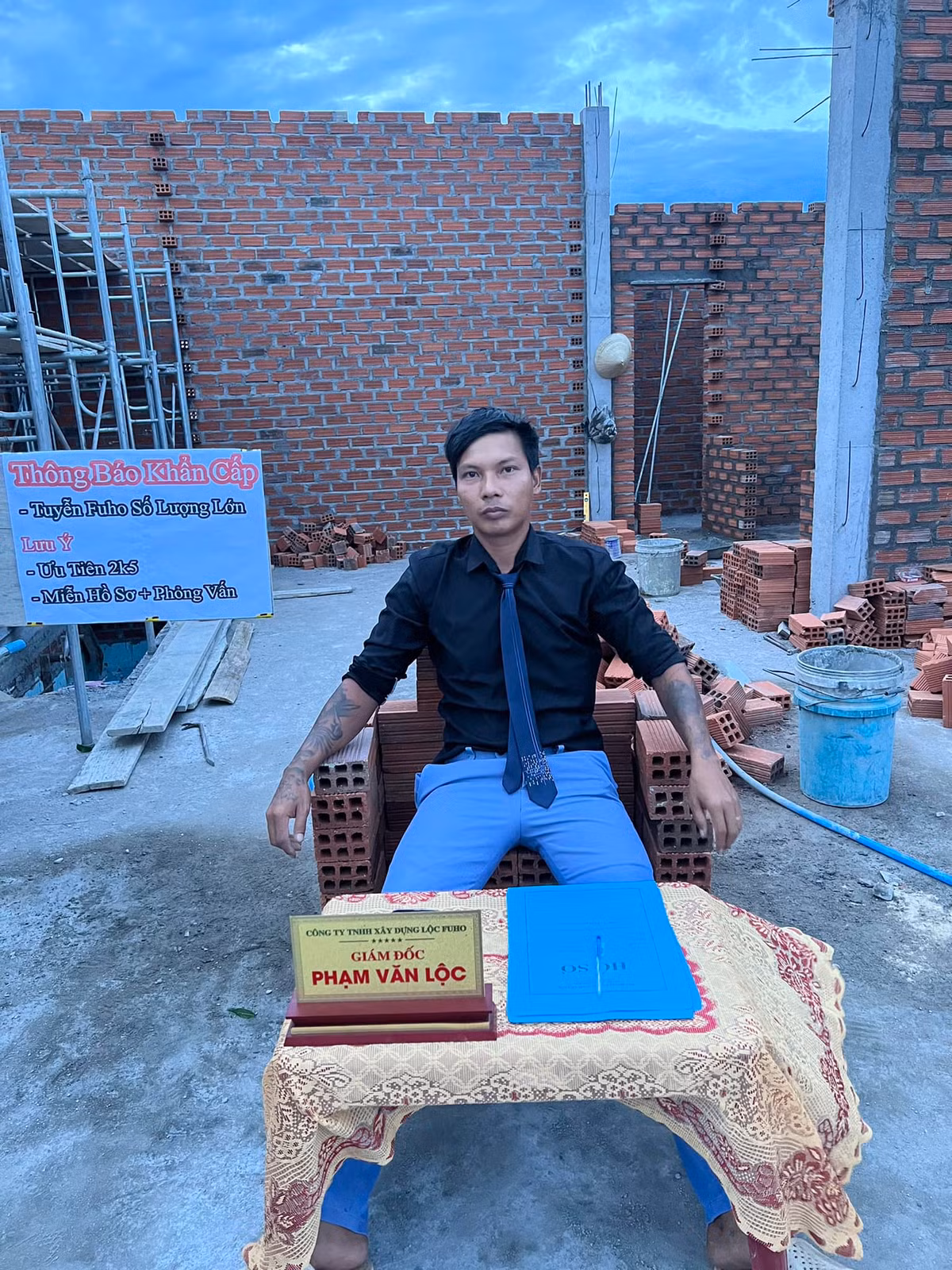 Trên trang cá nhân anh vẫn chia sẻ hình ảnh đời thường, làm việc gây chú ý.