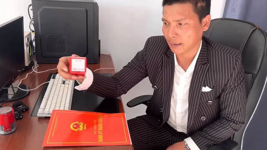 Mới đây trên mạng xã hội xuất hiện thông tin công ty của Lộc Fuho phá sản, đồng thời hiện tượng mạng này còn bị nợ nần 3 tỷ đồng không thể chi trả. Điều này khiến nhiều người không khỏi hoang mang.