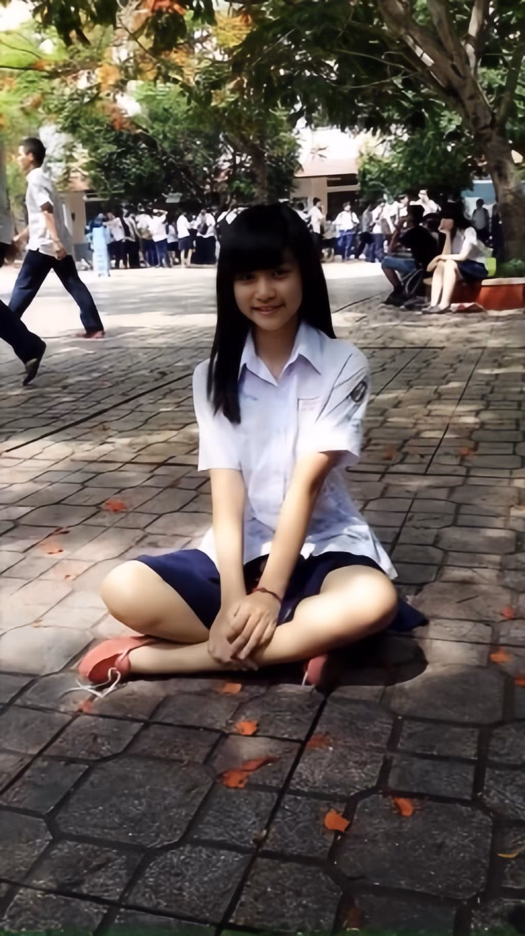 Dù chỉ diện đồng phục, mặt mộc tự nhiên song cô nàng vẫn nhận được nhiều lời có cánh của người xem cho nét xinh đẹp, trong sáng, ngây thơ thuở trung học này.