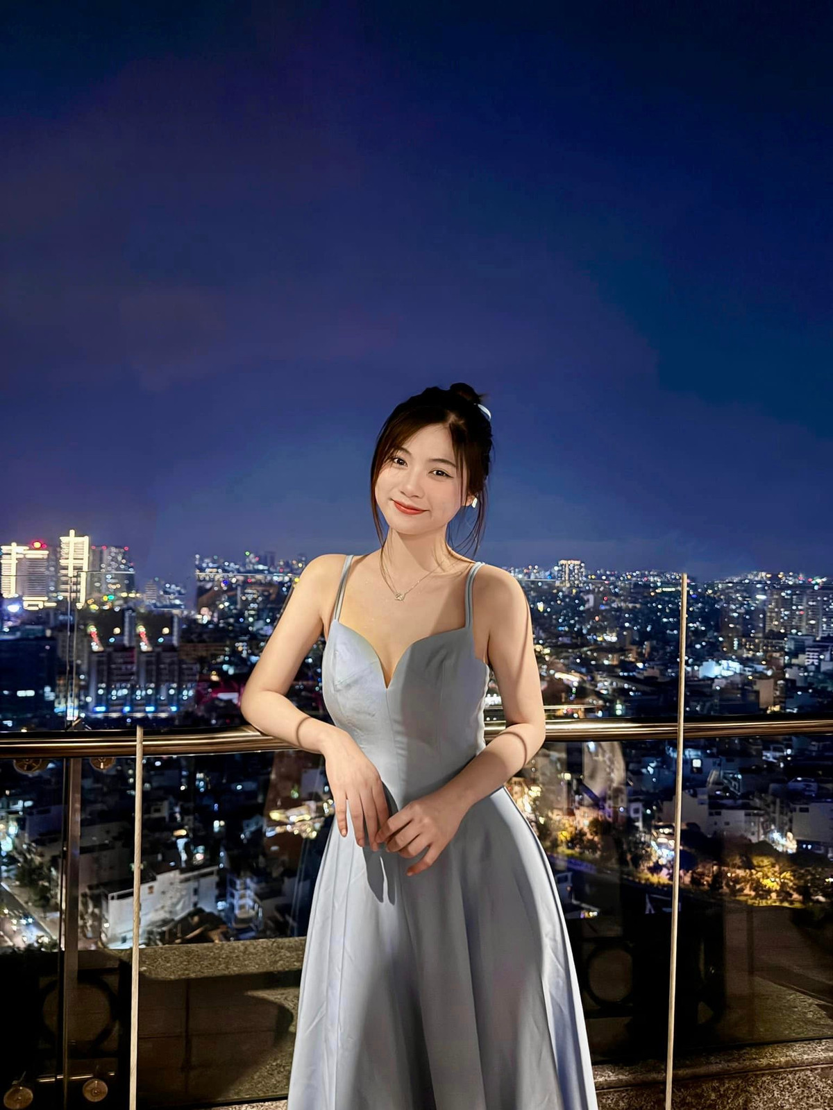 Đặc biệt, với những góc ảnh khoe "góc nghiêng thần thánh", nét đẹp trong sáng, dịu dàng đặc biệt trong tà áo trắng, Nam Phương thực sự khiến bao người phải ngẩn ngơ.