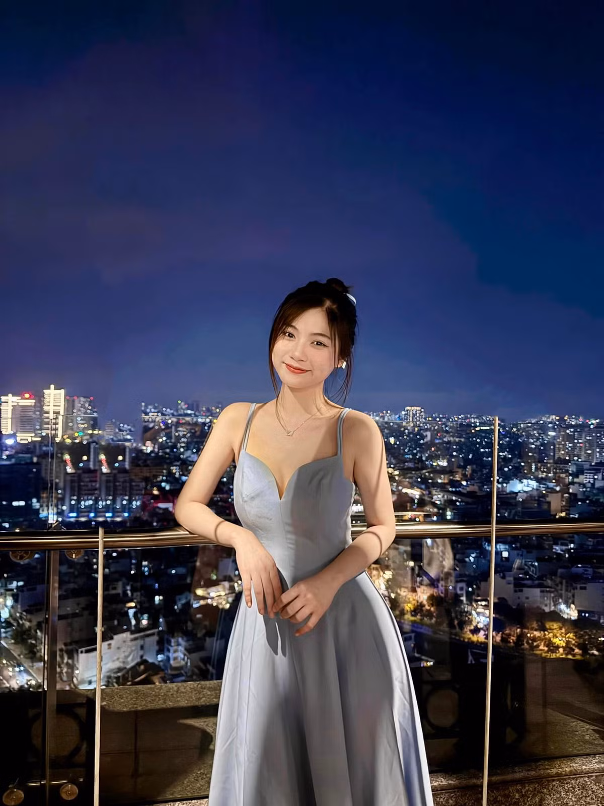 Đặc biệt, với những góc ảnh khoe "góc nghiêng thần thánh", nét đẹp trong sáng, dịu dàng đặc biệt trong tà áo trắng, Nam Phương thực sự khiến bao người phải ngẩn ngơ.