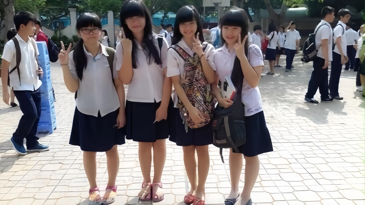 Trong bài đăng gần nhất, với nhan sắc đỉnh cao ở thời điểm hiện tại, Nam Phương chẳng ngại khoe hình ảnh thời học sinh "trẻ trâu" của mình.