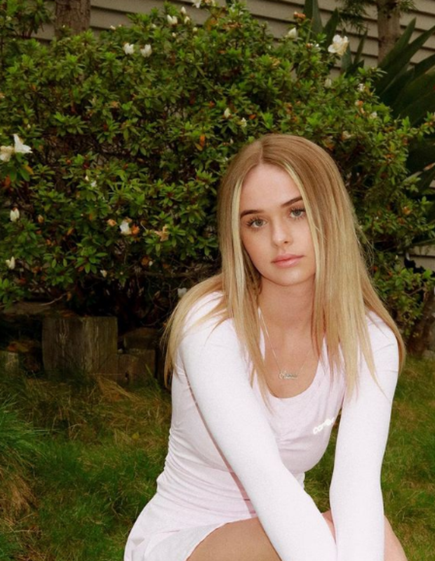 Bên cạnh những lời khen, có không ít người hâm mộ cho rằng cô phẫu thuật thẩm mỹ.