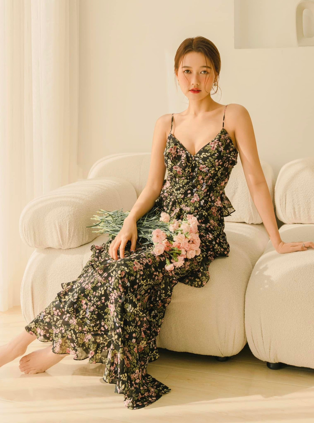 Trong cả gu ăn mặc và cách tạo dáng, hot girl Sài thành đều táo bạo hơn nhiều.