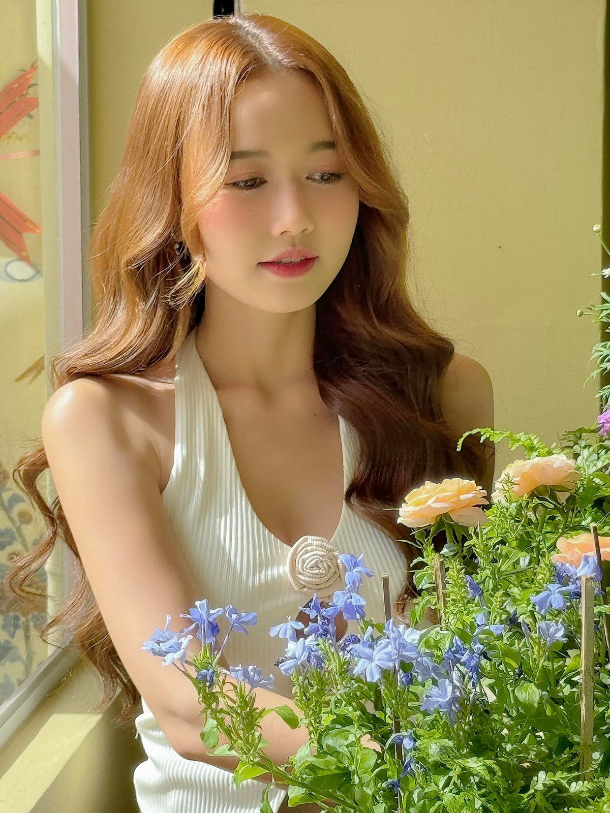 Nhung Gumiho (sinh năm 1992, tên thật là Nguyễn Thị Hồng Nhung) là gái xinh nổi tiếng Sài thành.