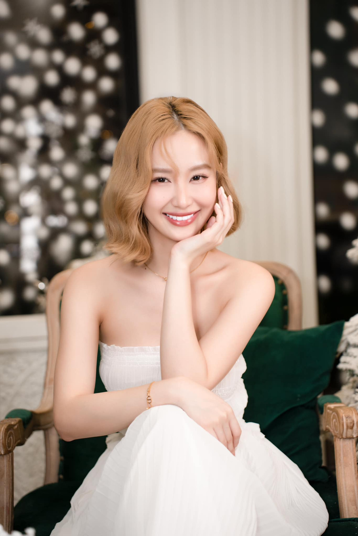 Jun Vũ được biết đến là một trong những " hot girl trà sữa" đình đám mạng xã hội, lột xác thành diễn viên đình đám trên màn ảnh.