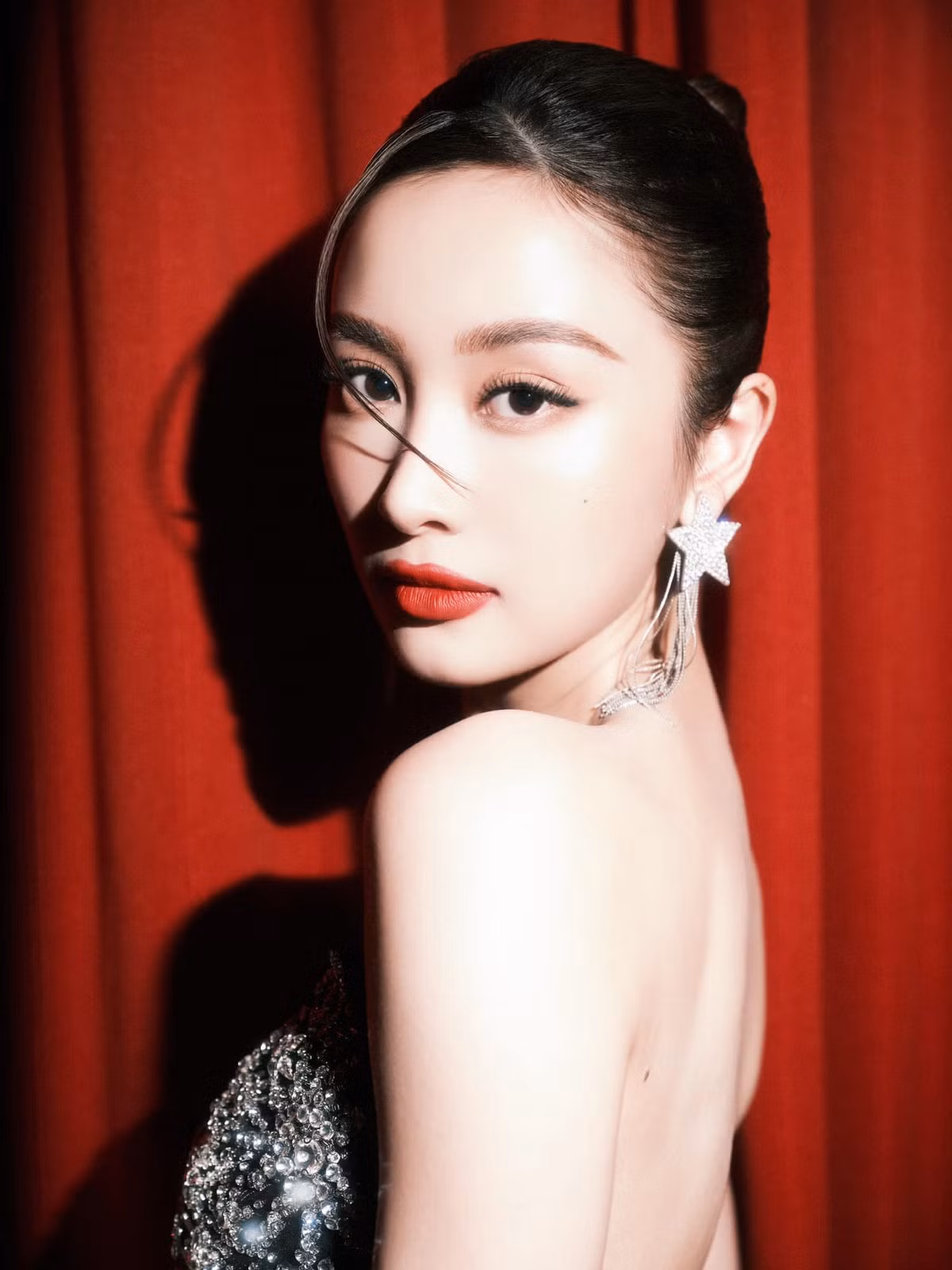 Jun Vũ được đánh giá là một trong những nữ diễn viên có phong cách thời trang sang trọng, thời thượng.