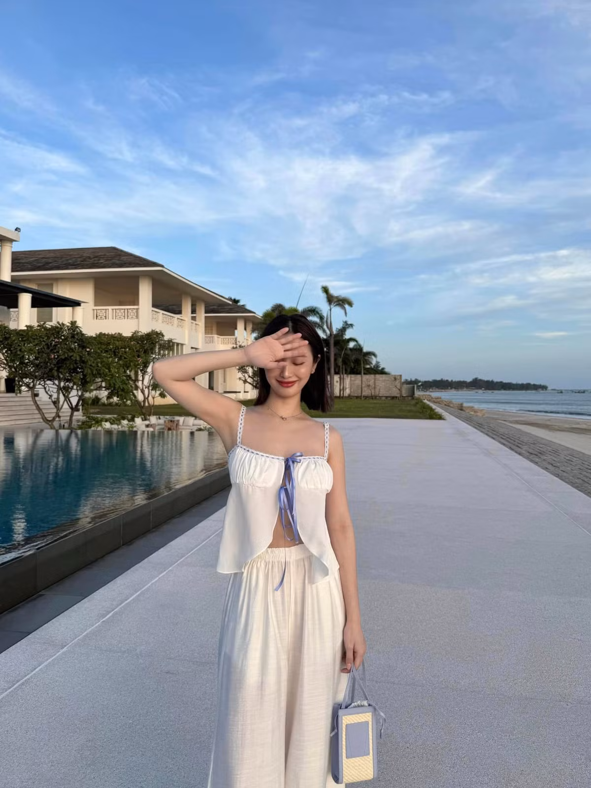 Người đẹp từng công khai phẫu thuật thẩm mỹ vòng 1 để tự tin hơn với vóc dáng. Từ đó, cô chuyển hẳn sang hình ảnh nóng bỏng, quyến rũ.