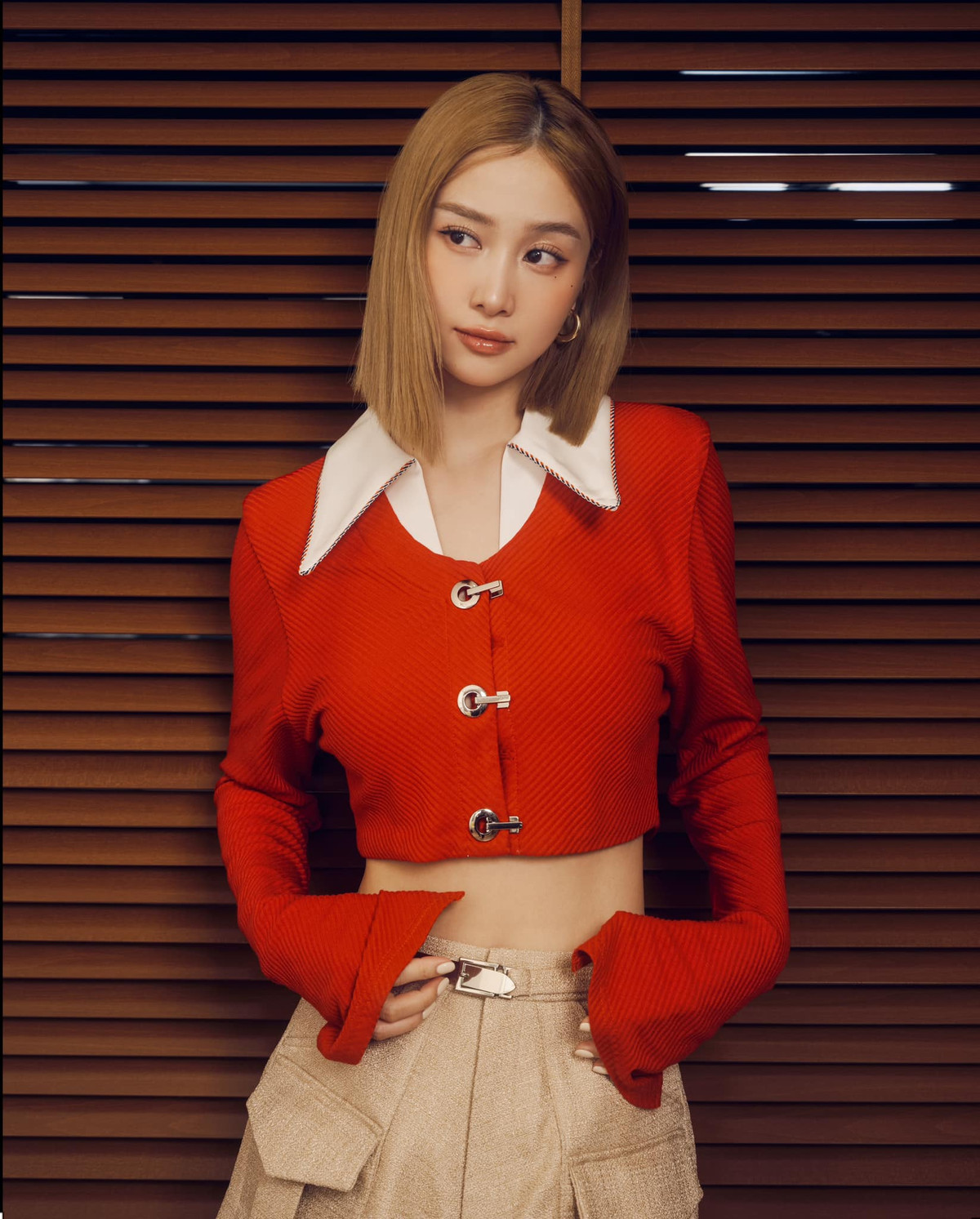 Jun Vũ sở hữu vòng eo nhỏ nhắn gần 60cm nên cô nàng luôn biết cách tận dụng váy áo để giúp cho những đường cong thêm nổi bật.