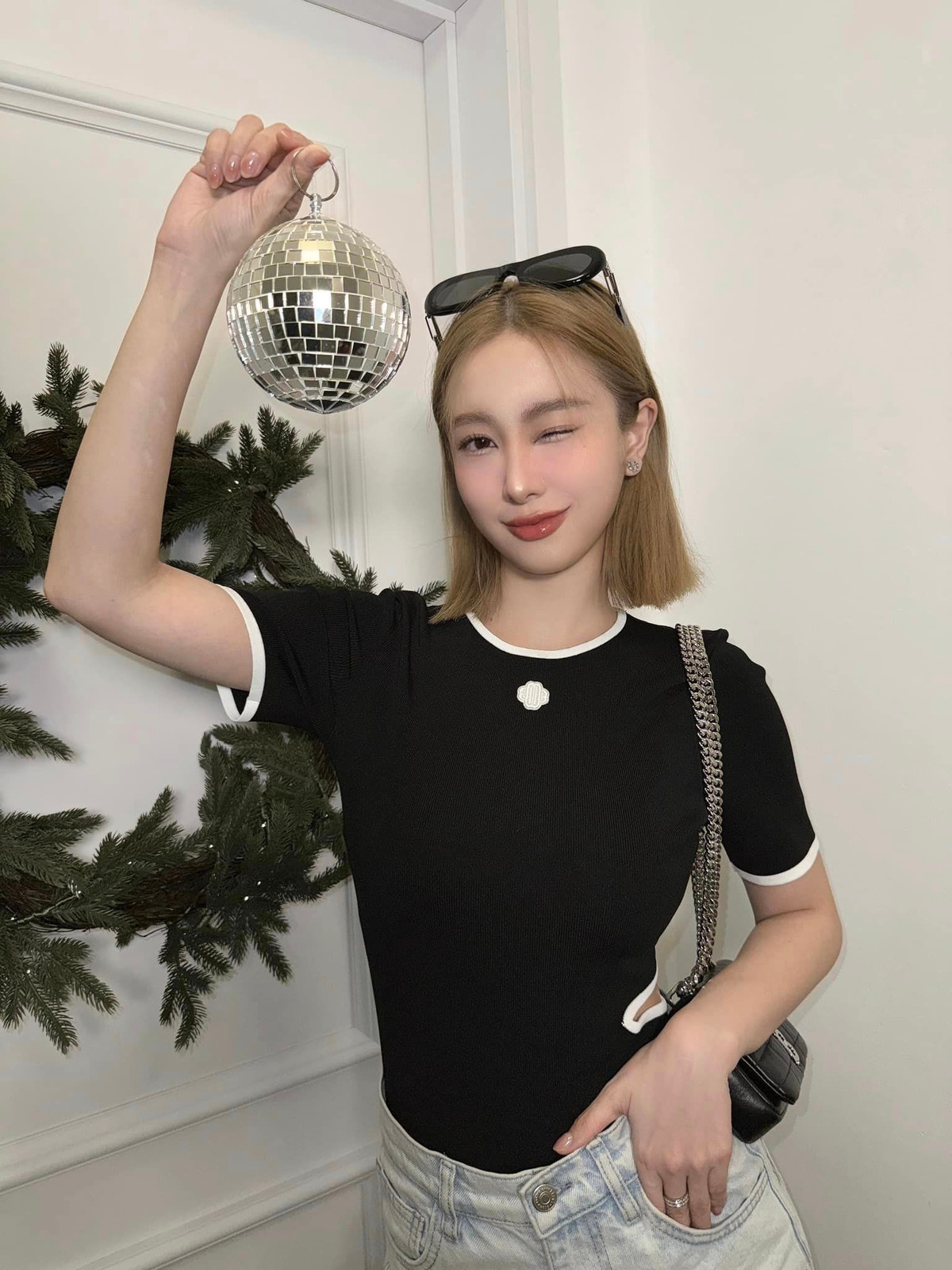 Được biết, số đo vòng 2 hiện tại của Jun Vũ là 54cm, trở thành một trong những mỹ nhân sở hữu vòng eo nhỏ nhất showbiz Việt.