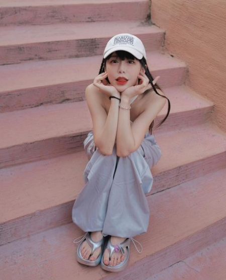 Zi Zi vốn được mệnh danh là "nữ thần cổ vũ nóng bỏng nhất". Ngoài sắc vóc nổi bật thì những trang phục được nữ hoạt náo viên này diện khi nhảy cổ vũ cũng gây chú ý không kém.