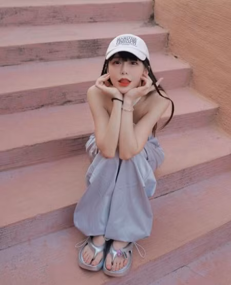 Zi Zi vốn được mệnh danh là "nữ thần cổ vũ nóng bỏng nhất". Ngoài sắc vóc nổi bật thì những trang phục được nữ hoạt náo viên này diện khi nhảy cổ vũ cũng gây chú ý không kém.