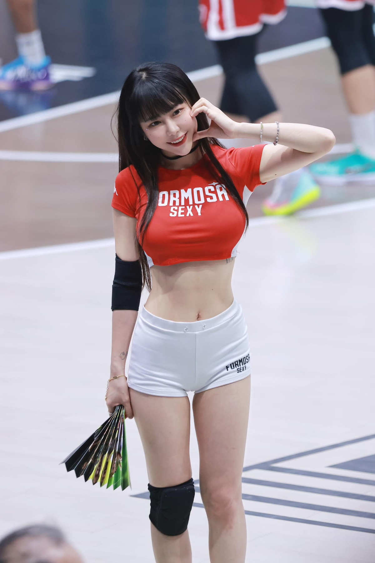 Trên trang mạng xã hội cá nhân, Zi Zi thường xuyên đăng tải clip và hình ảnh cô nhảy cổ vũ. Mỗi clip đều thu hút hàng triệu lượt xem.