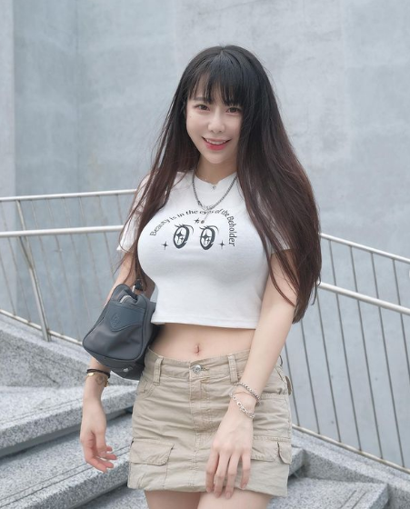 Gương mặt xinh đẹp, làn da trắng nõn của người đẹp này là điểm cuốn hút mọi fan hâm mộ.