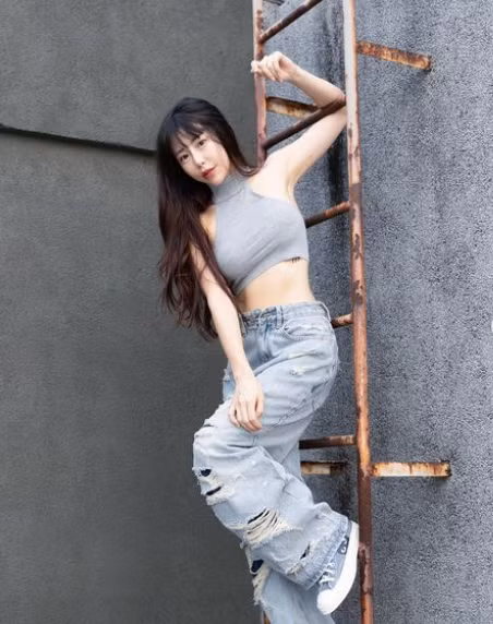 Dù chỉ cao 1m60, song nhờ tỷ lệ cơ thể cân đối cùng với gu thời trang bắt mắt mà Zi Zi luôn thu hút sự chú của mọi người mỗi lần xuất hiện.