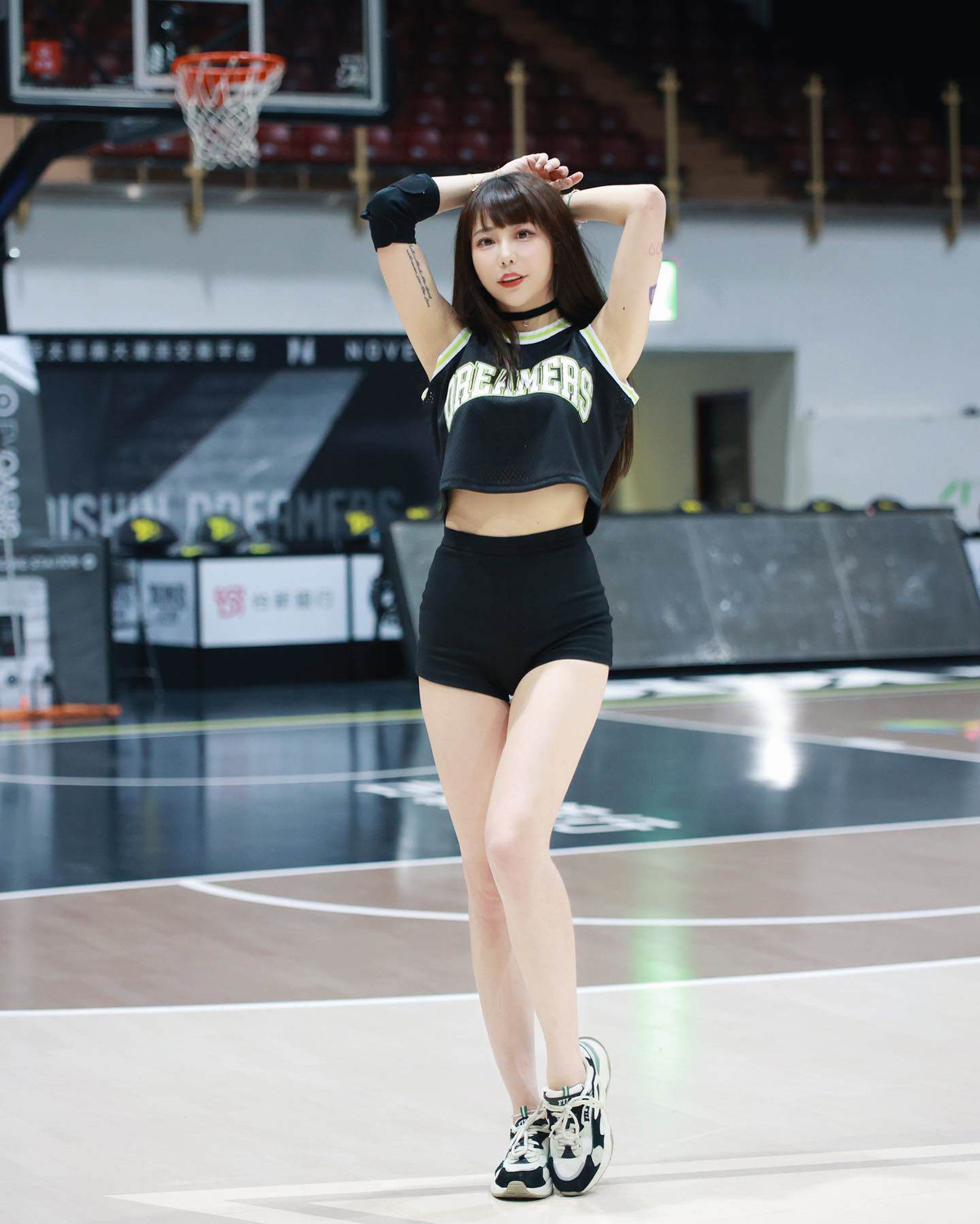 Nữ hoạt náo viên này thu hút gần 1 triệu follow trên nền tảng mạng xã hội Instagram nhờ vẻ ngoài nổi bật, cùng khả năng vũ đạo điêu luyện.