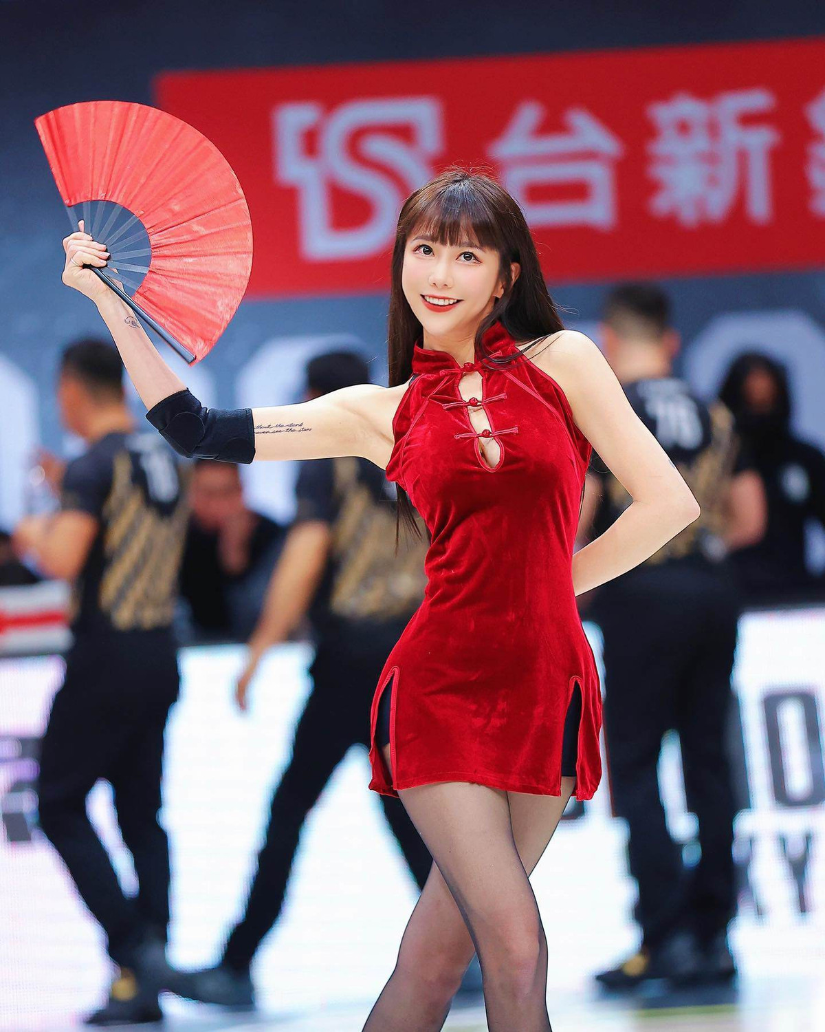 Người đẹp gây chú ý khi xuất hiện với bộ trang phục cắt khoét táo bạo, làm nổi bật vòng eo nhỏ, vòng 1 đầy đặn cùng đôi chân thon dài.