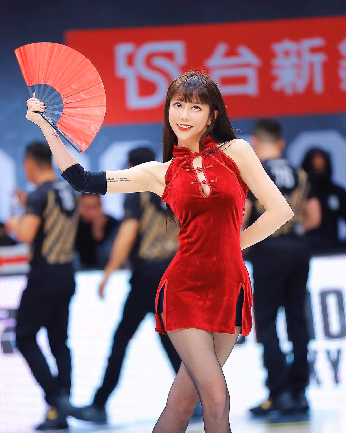 Người đẹp gây chú ý khi xuất hiện với bộ trang phục cắt khoét táo bạo, làm nổi bật vòng eo nhỏ, vòng 1 đầy đặn cùng đôi chân thon dài.