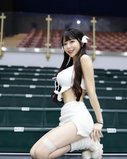 Nhiều người bày tỏ sự bất ngờ trước vẻ ngoài nóng bỏng và thời trang gợi cảm của Zi Zi.