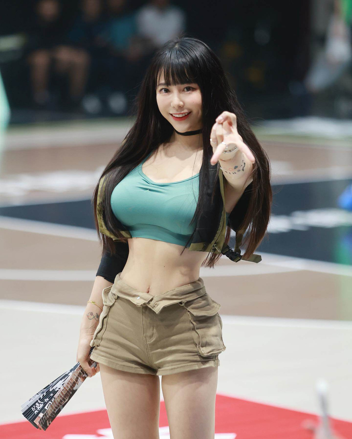 Zi Zi (Dong Zining, sinh năm 1991) là đội trưởng đội cổ vũ chuyên nghiệp ở Đài Loan. Được biết đội cổ vũ này nổi tiếng độc quyền cho Giải bóng rổ chuyên nghiệp Đông Nam Á.