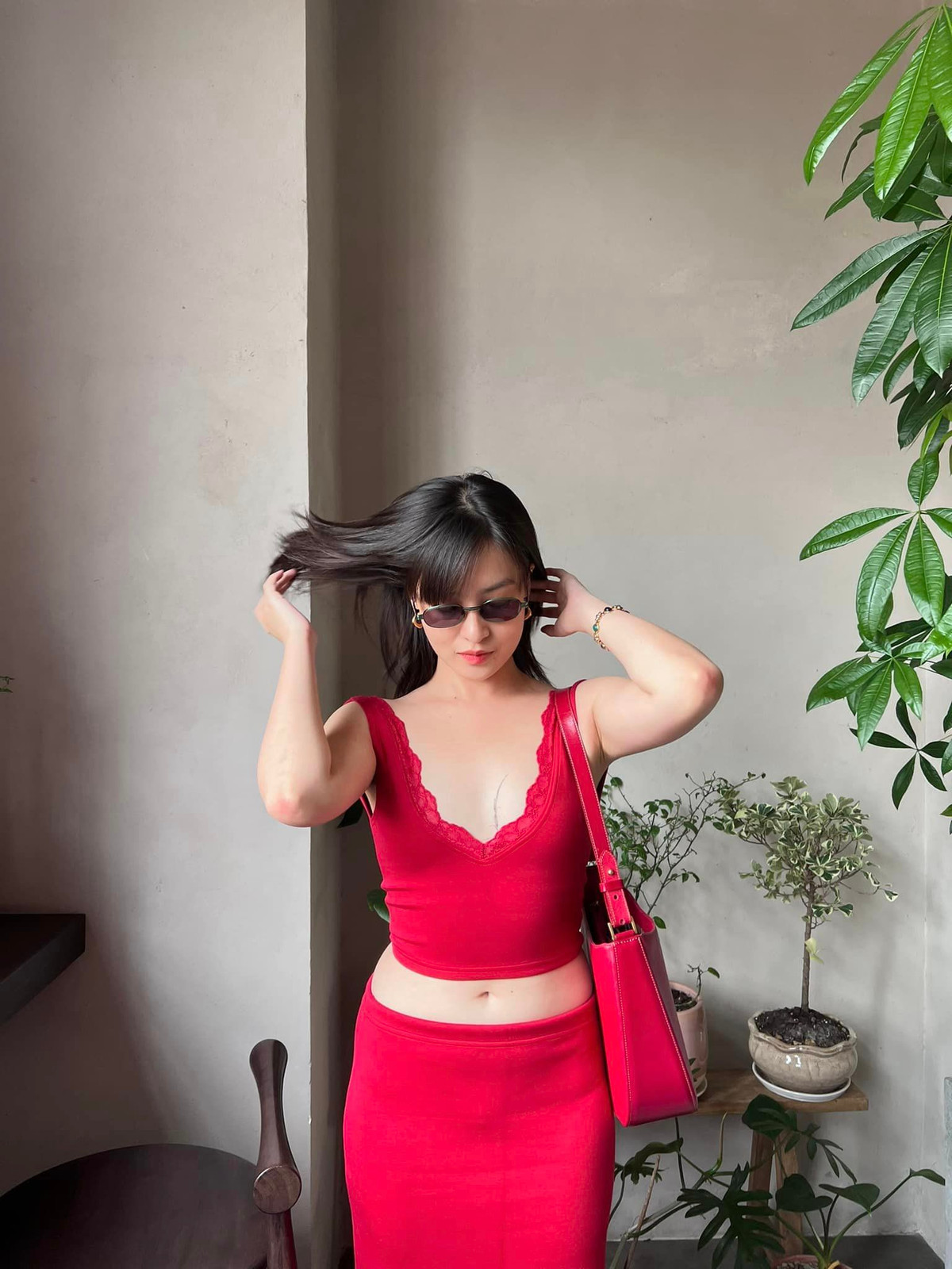 Mới đây, hot girl Mắt Biếc xuất hiện với combo thời trang màu đỏ. Thiết kế dáng đơn giản với chiếc chân váy dài, hơi ôm khoe đường cong nữ tính.