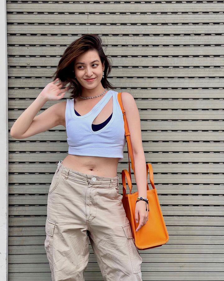 Cô sở hữu vòng một khiêm tốn, vòng eo gấp nếp nhưng vẫn nhận được vô vàn lời khen ngợi từ người hâm mộ.