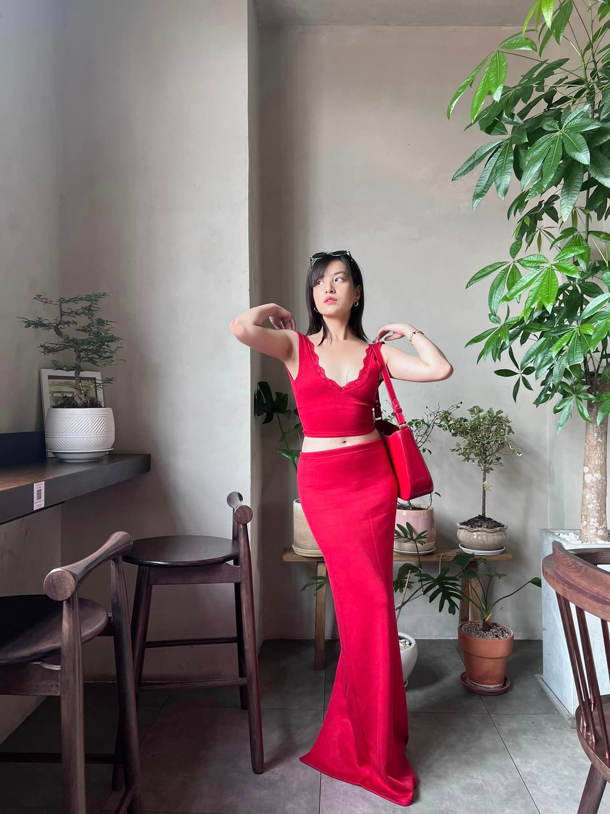 Khoảng hở vòng eo của thiết kế này được Nguyễn Lâm Thảo Tâm khoe triệt để, tôn lên vóc dáng mê mẩn.