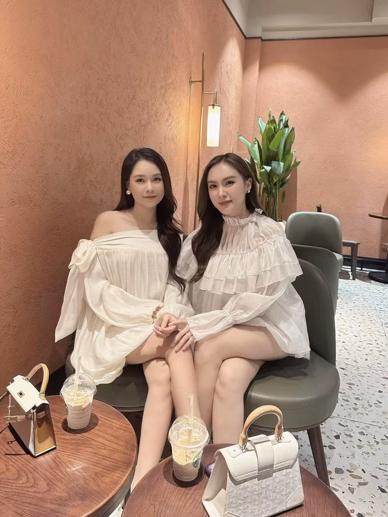 Nếu không nói chắc cũng hiếm ai nghĩ cô nàng đã bước qua tuổi băm, với gu ăn mặc trẻ trung và sành điệu.