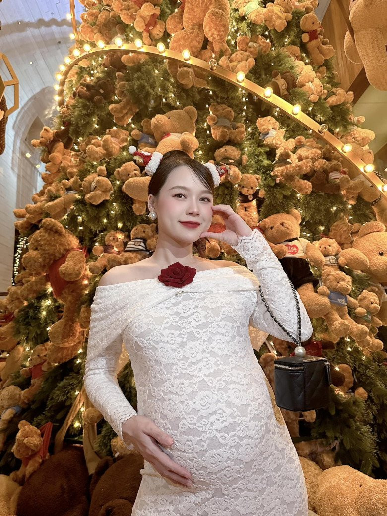 Tương tự như nhiều mẹ bầu Vbiz khác, thời trang của "hot girl đời đầu" này cũng trở thành đề tài nhận được sự quan tâm của đông đảo người hâm mộ.