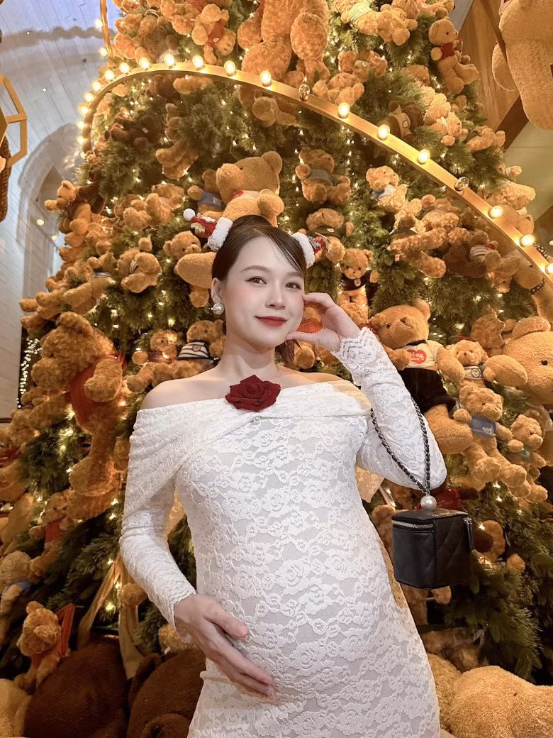 Tương tự như nhiều mẹ bầu Vbiz khác, thời trang của "hot girl đời đầu" này cũng trở thành đề tài nhận được sự quan tâm của đông đảo người hâm mộ.